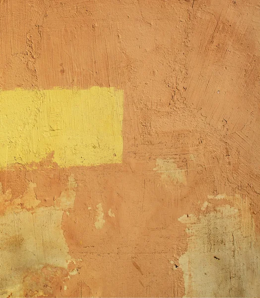 Gammal shabby gul vägg med ett torg för text. Textur bakgrund. — Stockfoto