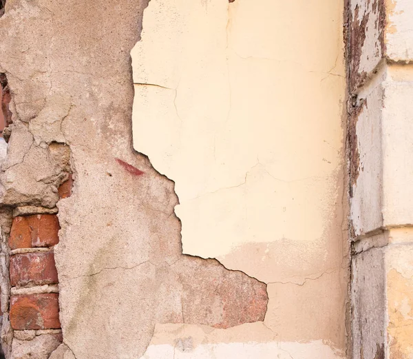 古い崩れ黄色光ピンクでレンガの壁の亀裂。テクスチャ背景. — ストック写真