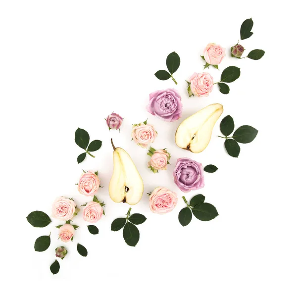 Візерунок трояндових квітів і груші. Вид зверху, діагональна композиція. Ізольовані на білому тлі . — стокове фото