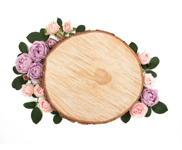 Дерев'яна кругла березова дошка з квітами. Ізольовані на білому тлі . — стокове фото