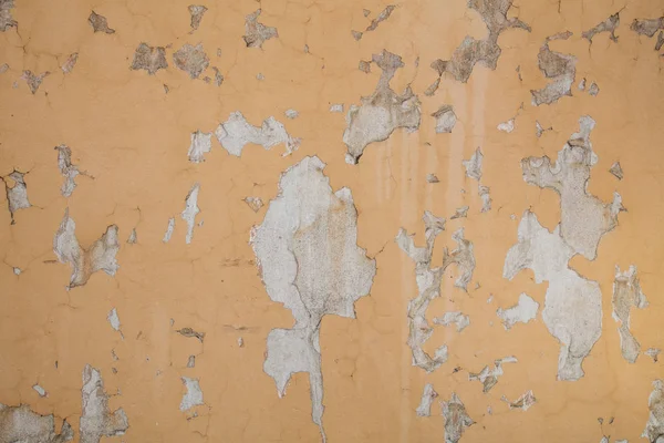 Gammal shabby gul vägg med sprickor. Textur bakgrund. — Stockfoto
