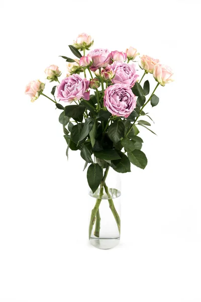 Букет квітів у скляній вазі ізольований на білому тлі — стокове фото