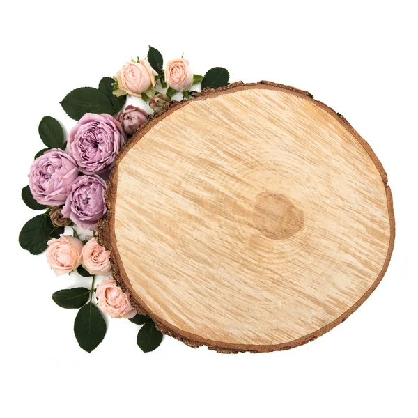 Дерев'яна кругла березова коричнева дошка з квітами. Ізольовані на білому тлі . — стокове фото