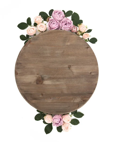 Дерев'яна кругла березова коричнева дошка з квітами. Ізольовані на білому тлі . — стокове фото
