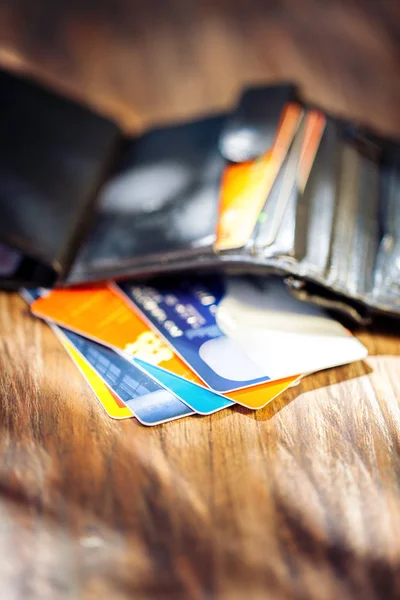 Deri erkek cüzdanı ile kredi kartları açın.