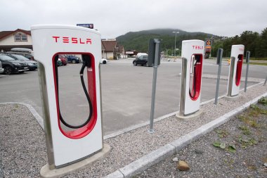 Tesla supercharger birimi