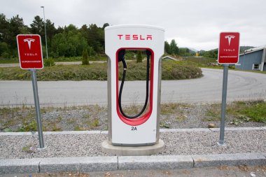 Tesla supercharger birimi