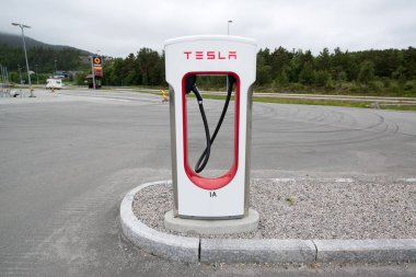 Tesla supercharger birimi