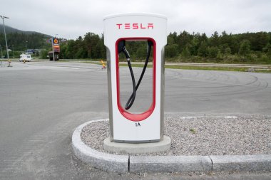 Tesla supercharger birimi