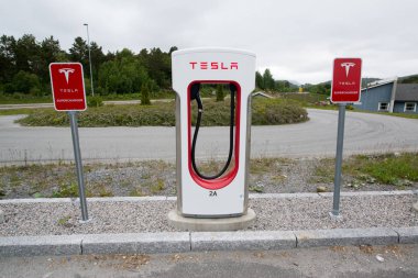 Tesla supercharger birimi