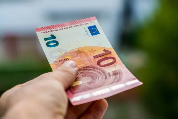 Άνθρωπος που κρατά χρήματα ευρώ — Φωτογραφία Αρχείου