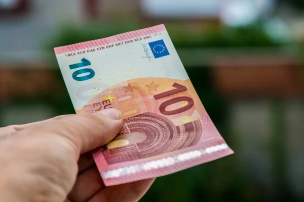 Mann im Besitz von Eurogeld — Stockfoto