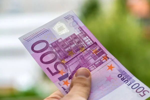 Человек, держащий деньги евро — стоковое фото