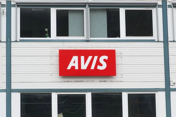 Логотип проката автомобилей Avis — стоковое фото