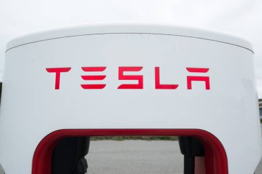 Tesla supercharger birimi