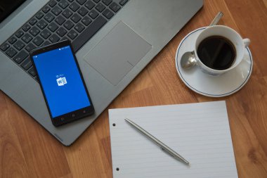 Microsoft Office Word uygulamasında bir cep telefonu ekran