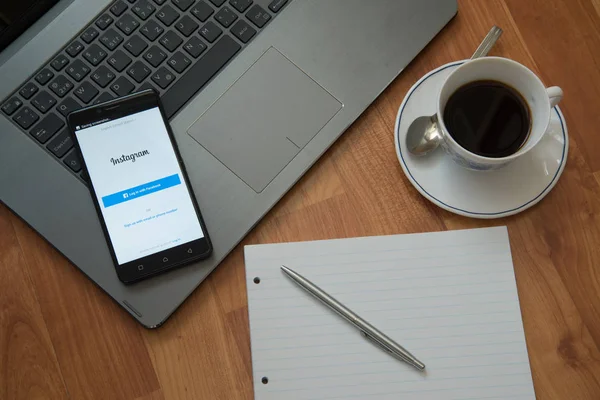 Application Instagram sur un écran de téléphone mobile — Photo