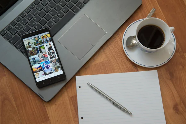 Application Instagram sur un écran de téléphone mobile — Photo