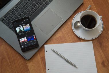 Bir cep telefonu ekran uygulamada spotify