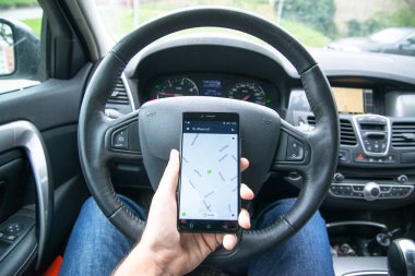 Smartphone ile tutarak sürücü haritalar uygulamasının işte