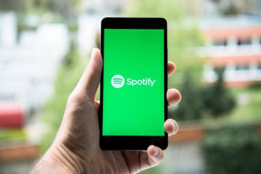 Logo smartphone cep telefonu ile spotify