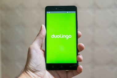 Duolingo uygulama logo smartphone cep telefonu ile