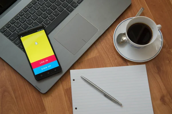 Application Snapchat sur un écran de téléphone mobile — Photo