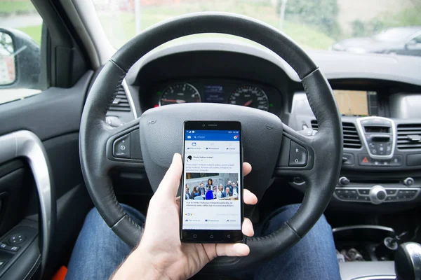 Driver segurando smartphone com aplicativo — Fotografia de Stock