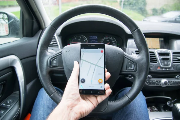 Kierowcy posiadający smartfon z aplikacją Waze — Zdjęcie stockowe