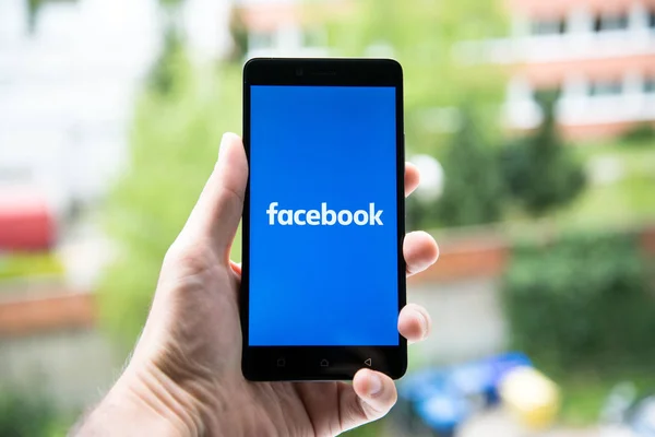 Facebook logosuna smartphone — Stok fotoğraf