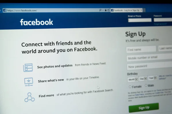 Página inicial do site do Facebook no laptop — Fotografia de Stock