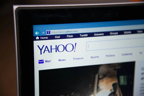 Главная страница Yahoo на ноутбуке — стоковое фото