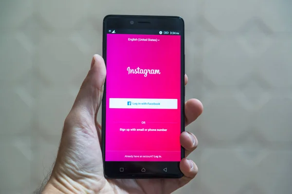 Logotipo do aplicativo Instagram no smartphone — Fotografia de Stock