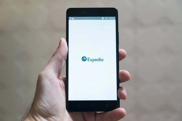 スマート フォンで Expedia アプリケーション ロゴ — ストック写真