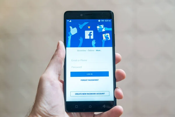 Facebook logo aplikace na smartphone — Stock fotografie