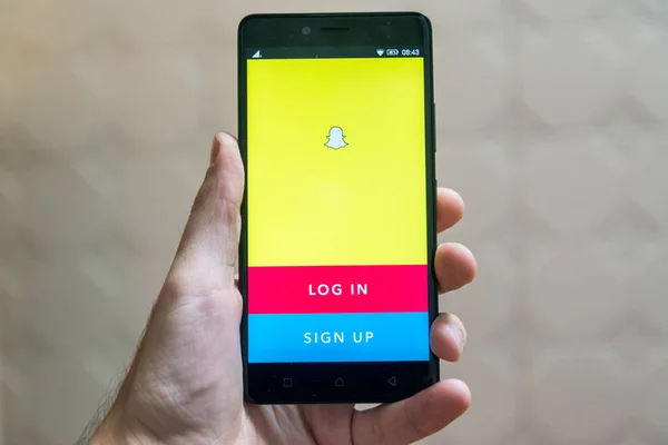 Snapchat uygulama logo smartphone cep telefonu ile — Stok fotoğraf