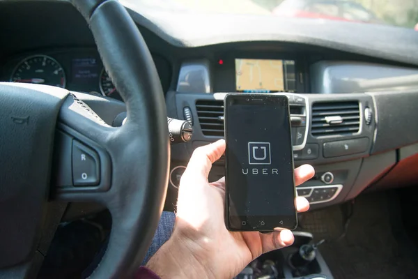 Uber aplikacji na smartfon — Zdjęcie stockowe