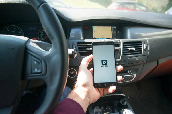 Uber application on smartphone — Stock Photo, Image