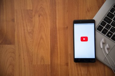 Genç kullanma smartphone cep telefonu ile