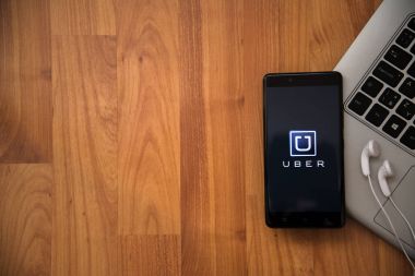 Uber uygulama smartphone cep telefonu ile