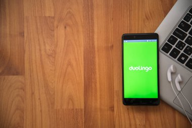 Smartphone cep telefonu ile Duolingo uygulama