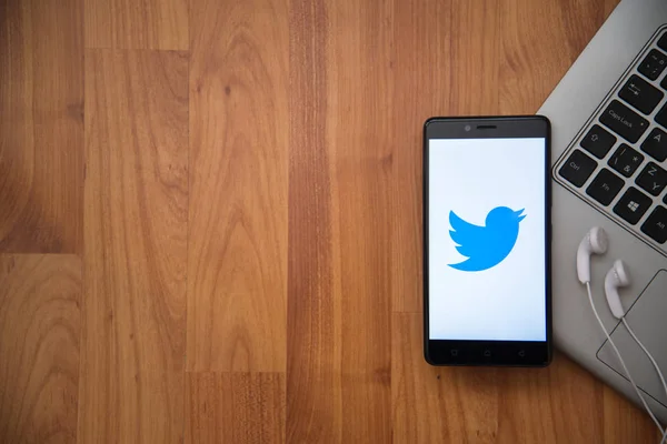 Aplicación de Twitter en smartphone — Foto de Stock