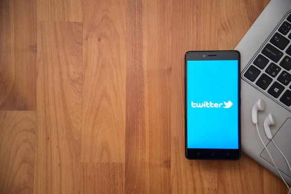 Applicazione Twitter su smartphone — Foto Stock