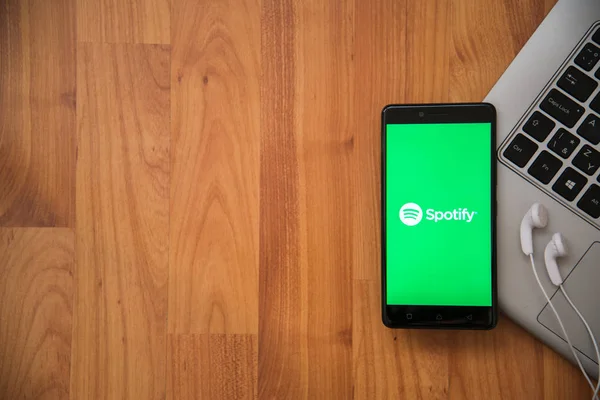 Spotify приложение на смартфоне — стоковое фото