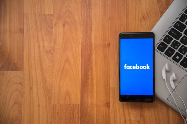 Facebook приложение на смартфоне — стоковое фото