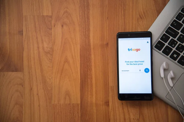 스마트폰에 Trivago 응용 프로그램 — 스톡 사진