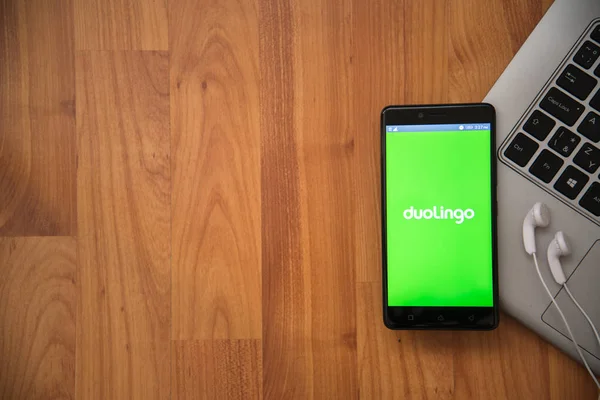 Приложение Duolingo на смартфоне — стоковое фото