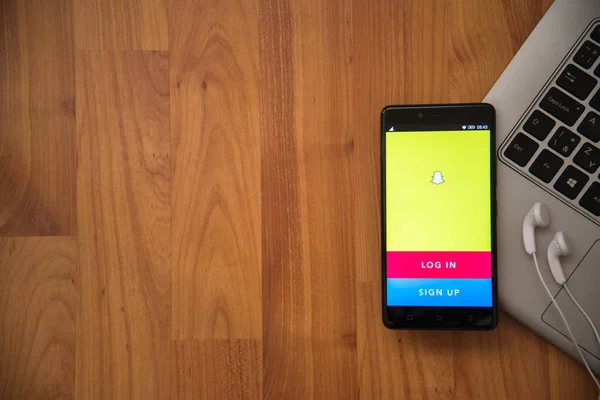 Snapchat приложение на смартфоне — стоковое фото