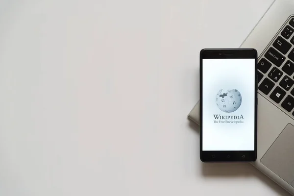 Wikipedia on smartphone screen — Stock Photo, Image