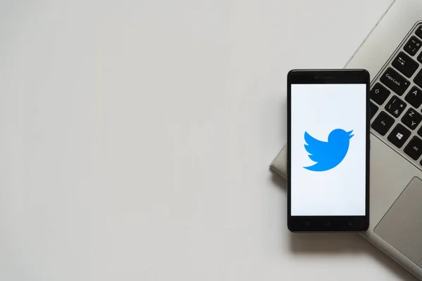 Twitter sur l'écran du smartphone — Photo